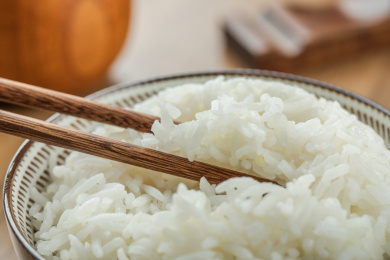 陶瓷碗中煮熟的泰国茉莉香米饭