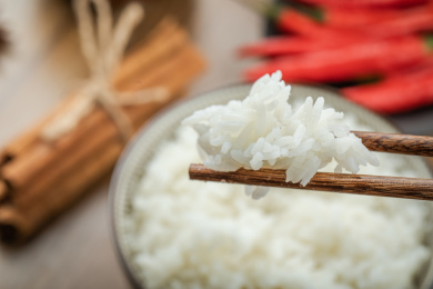 陶瓷碗中煮熟的泰国茉莉香米饭