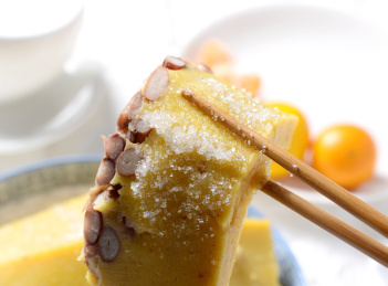 浅色背景上摆放的东北粘豆包