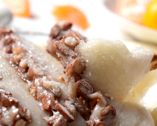 浅色背景上摆放的东北粘豆包