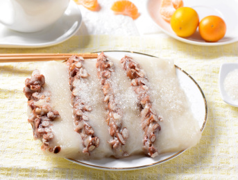 浅色背景上摆放的东北粘豆包