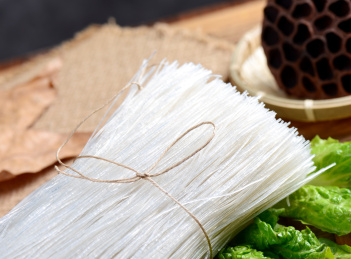 木纹背景上生菜上摆放的米线