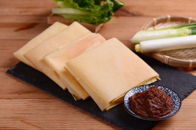 黑色石盘上摆放的山东杂粮煎饼