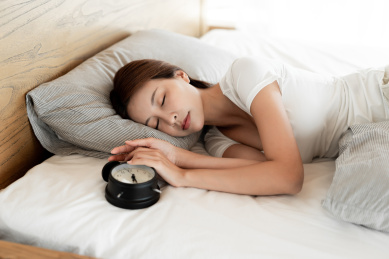 一位年轻女性在床上休息睡觉