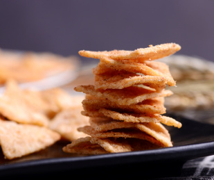 黑色餐具上摆放的原味锅巴