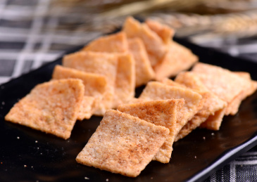 黑色餐具上摆放的原味锅巴