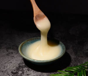 深色背景上餐具里盛放的蜂蜜