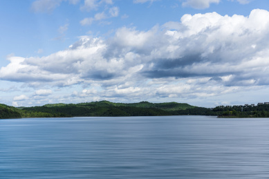 四川绵阳仙海风景区蓝天下的湖泊建筑