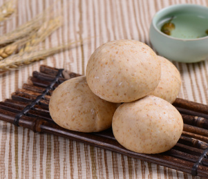 棕色竹排上摆放的杂粮面豆沙包