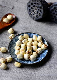 灰色餐布上餐具里摆放的莲子颗粒