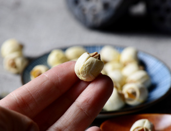 俯拍角度手拿莲子颗粒特写