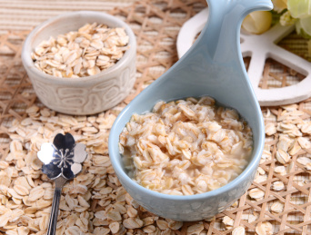 竹编背景上摆放的冲泡燕麦粥