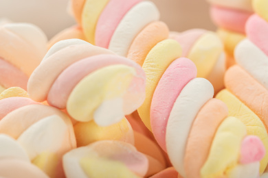 堆在一起的彩色螺旋棉花糖