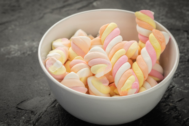 黑色背景上陶瓷碗中的彩色棉花糖