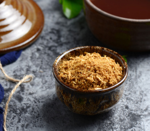 水泥纹背景上堆放的雪梨竹蔗茶包材料