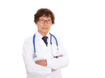 穿着白大褂盘着手的女医生在白背景前