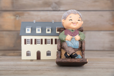 老奶奶雕像和一个房子模型