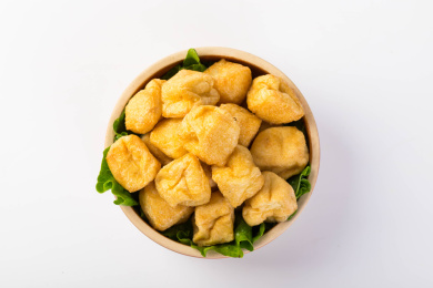 一碗食材油豆腐放在白色背景上