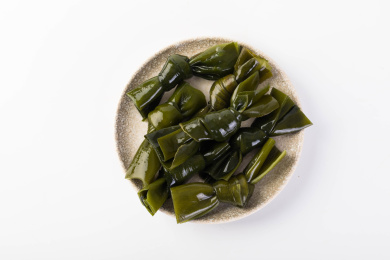 一盘食材海带结放在白色背景上