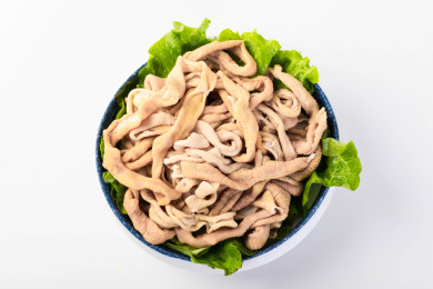 一盘放在白色背景上的食材鸭肠