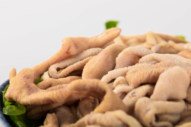 一盘放在白色背景上的食材鸭肠