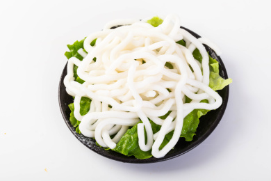 一盘放在白色背景上的食材乌冬面