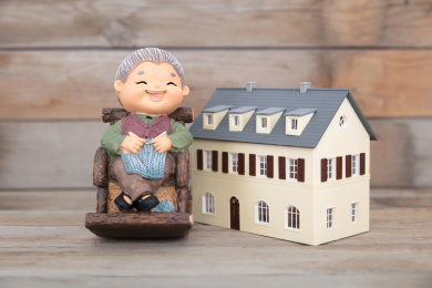 老奶奶雕像和一个房子模型