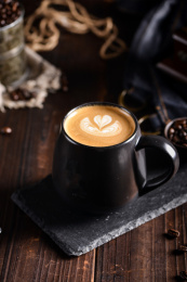 一杯香草拿铁咖啡放在黑色岩石板上