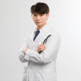 白色背景里双手抱胸的亚洲男医生