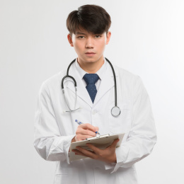  白色背景里的正在文件夹上写字的亚洲年轻男医生