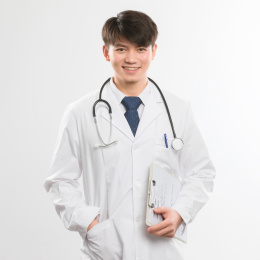  白色背景里的正在文件夹上写字的亚洲年轻男医生