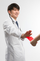  白色背景里拒绝红包的亚洲年轻男医生