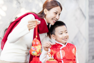 过年妈妈和儿子在拜年