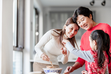 奶奶和妈妈在教小女孩包饺子