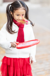 过大年一个小女孩在院子里玩耍