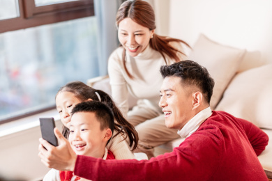 过年一家四口在用手机自拍