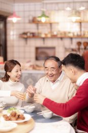 除夕夜一家人在吃团圆饭