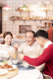 除夕夜一家人在吃团圆饭