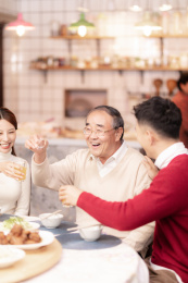 除夕夜一家人在吃团圆饭