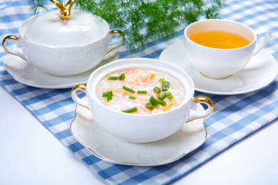 早餐营养餐养生美味的蔬菜胡萝卜虾仁粥