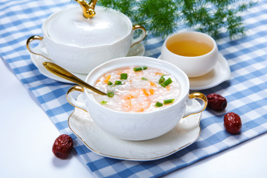 早餐营养餐养生美味的蔬菜胡萝卜虾仁粥