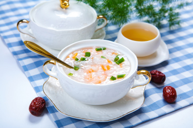 早餐营养餐养生美味的蔬菜胡萝卜虾仁粥
