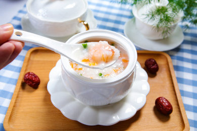早餐营养餐养生美味的蔬菜胡萝卜虾仁粥
