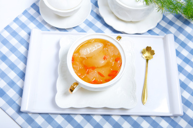 滋补养颜甜品冰糖雪梨枸杞银耳汤