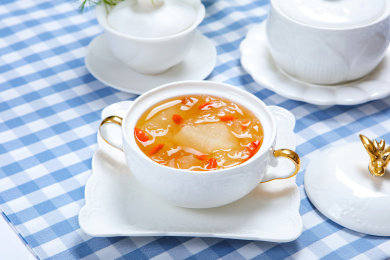 滋补养颜甜品冰糖雪梨枸杞银耳汤