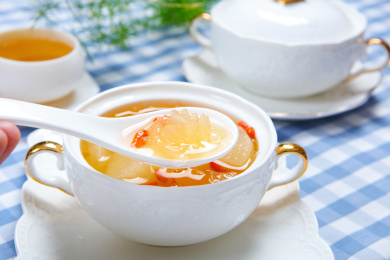 滋补养颜甜品冰糖雪梨枸杞银耳汤