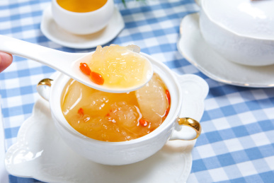 滋补养颜甜品冰糖雪梨枸杞银耳汤