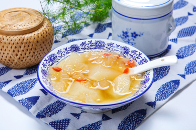 滋补养颜甜品冰糖雪梨枸杞银耳汤