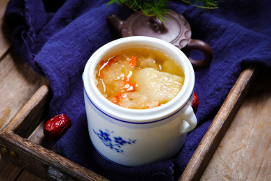 滋补养颜甜品冰糖雪梨枸杞银耳汤