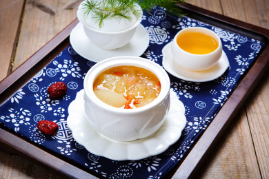 滋补养颜甜品冰糖雪梨枸杞银耳汤